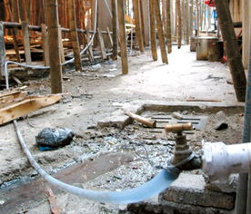 坚决查处抢建工地偷水施工 规范建筑劳务分包行为